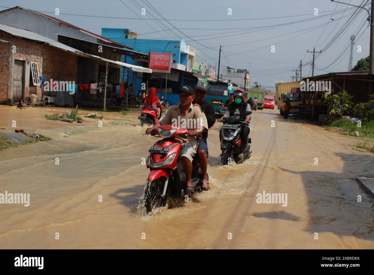 Medan, North Sumatra, Indonesia. 27th May, 2024. A number of residents in Indonesia cross a highway that was flooded with water due to the flood disaster in Medan City Jalan Klambir 5 Medan. (Credit Image: © Kartik Byma/ZUMA Press Wire) EDITORIAL USAGE ONLY! Not for Commercial USAGE! Credit: ZUMA Press, Inc./Alamy Live News Stock Photo
