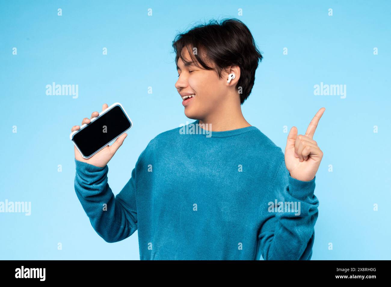 Wireless earbuds teen hi-res stock photography and images - Alamy