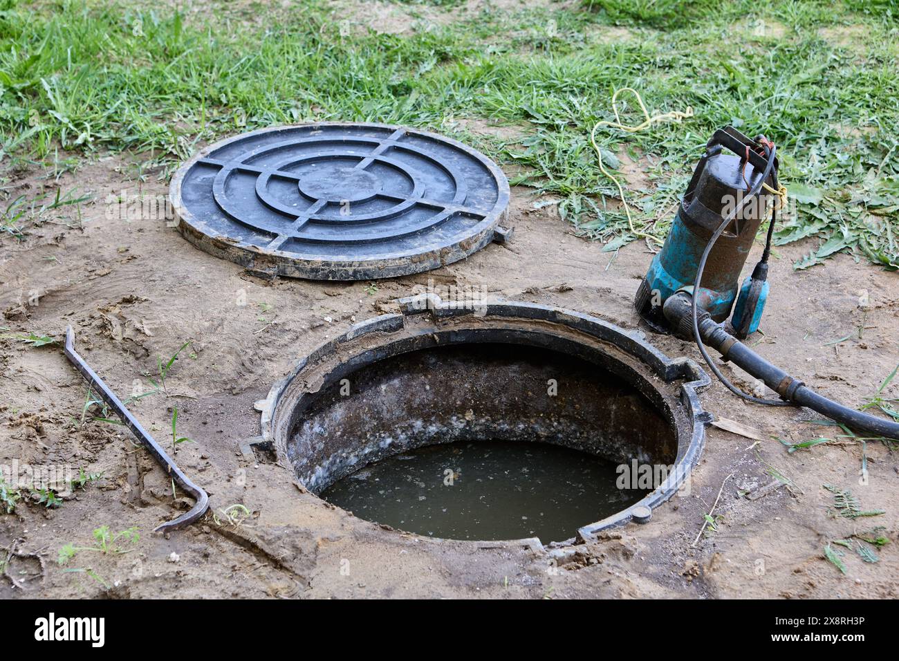 Sewage submersible pump for pumping wastewater containing fecal matter ...
