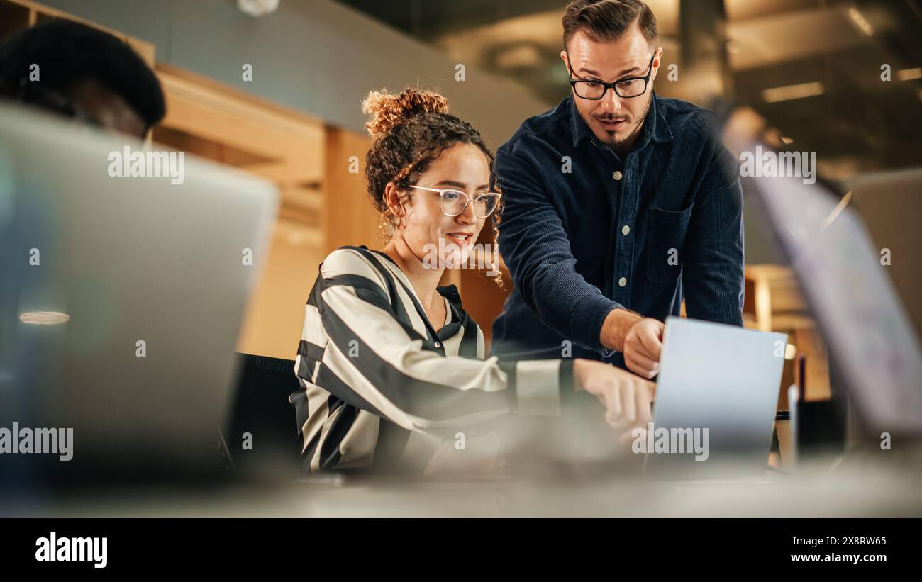 Woman man teamwork chat hi-res stock photography and images - Alamy