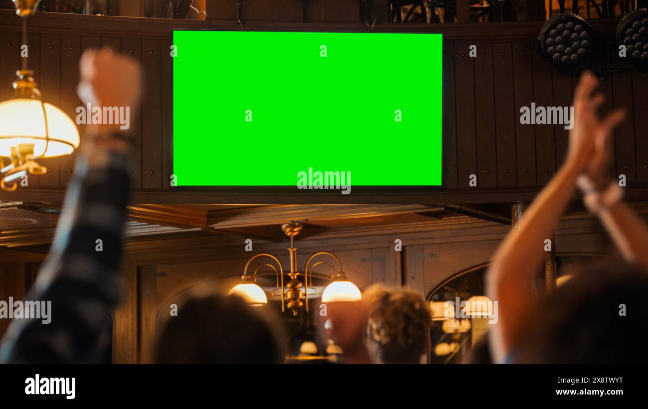 Sports bar tv screen hi-res stock photography and images - Alamy
