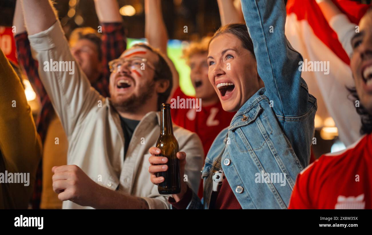 Pub friends cheering sports hi-res stock photography and images - Alamy
