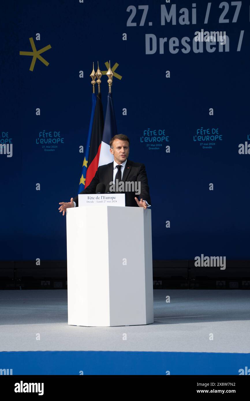 Besuch des Präsidenten der Französischen Republik Tag 2 Besuch in Dresden Der französische Staatspräsident hält eine Rede vor der Frauenkirche Emmanuel Macron auf dem Platz an der FrauenkircheBesuch des Präsidenten der Französischen Republik Tag 2 Besuch in Dresden Der französische Staatspräsident hält eine Rede vor der Frauenkirche Emmanuel Macron auf dem Platz an der Frauenkirche, Dresden Sachsen Deutschland Neumarkt vor der Frauenkirche *** Visit of the President of the French Republic Day 2 Visit to Dresden The French President gives a speech in front of the Frauenkirche Emmanuel Macron on Stock Photo