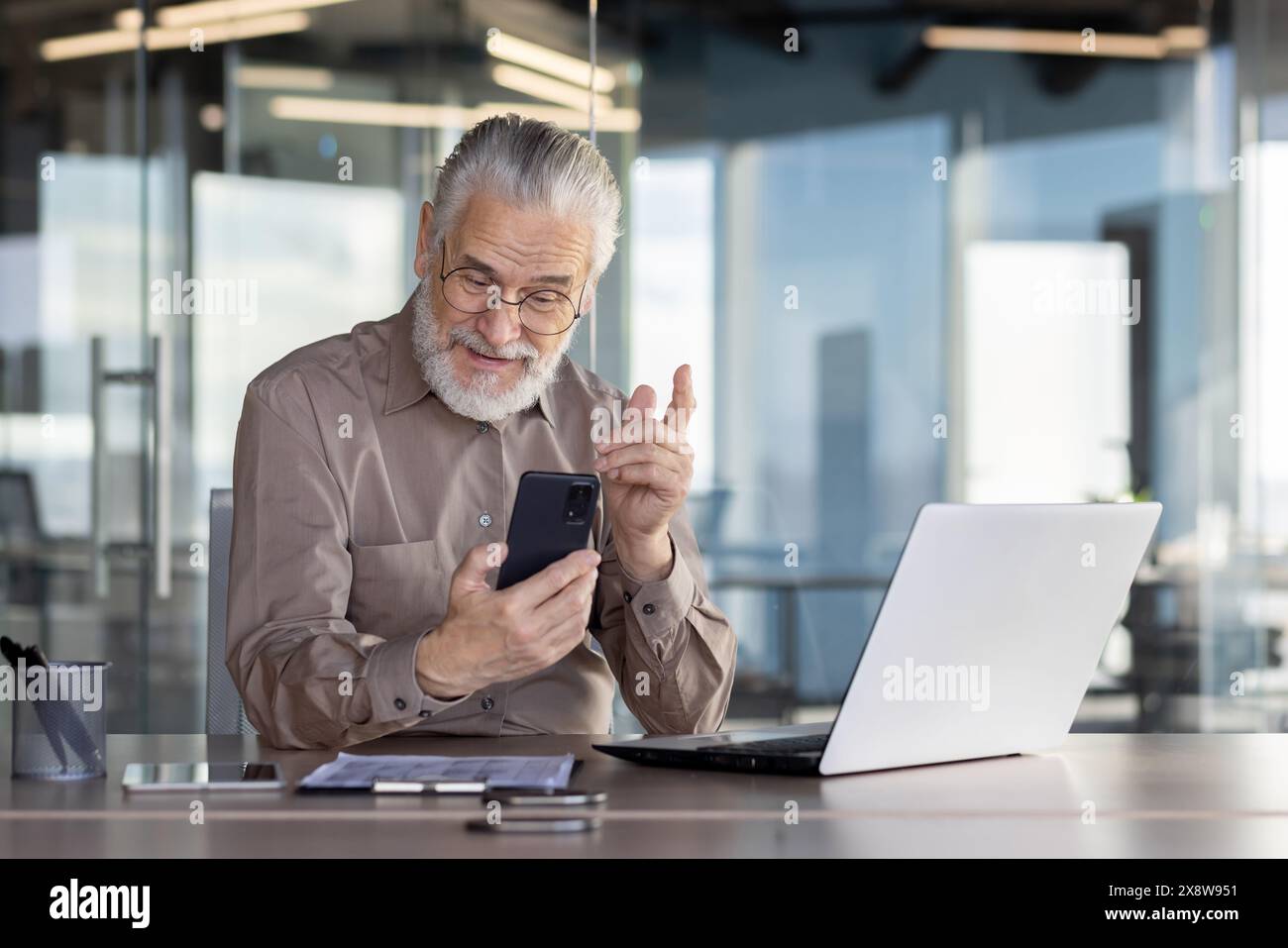 Elderly man in formal attire hi-res stock photography and images - Alamy