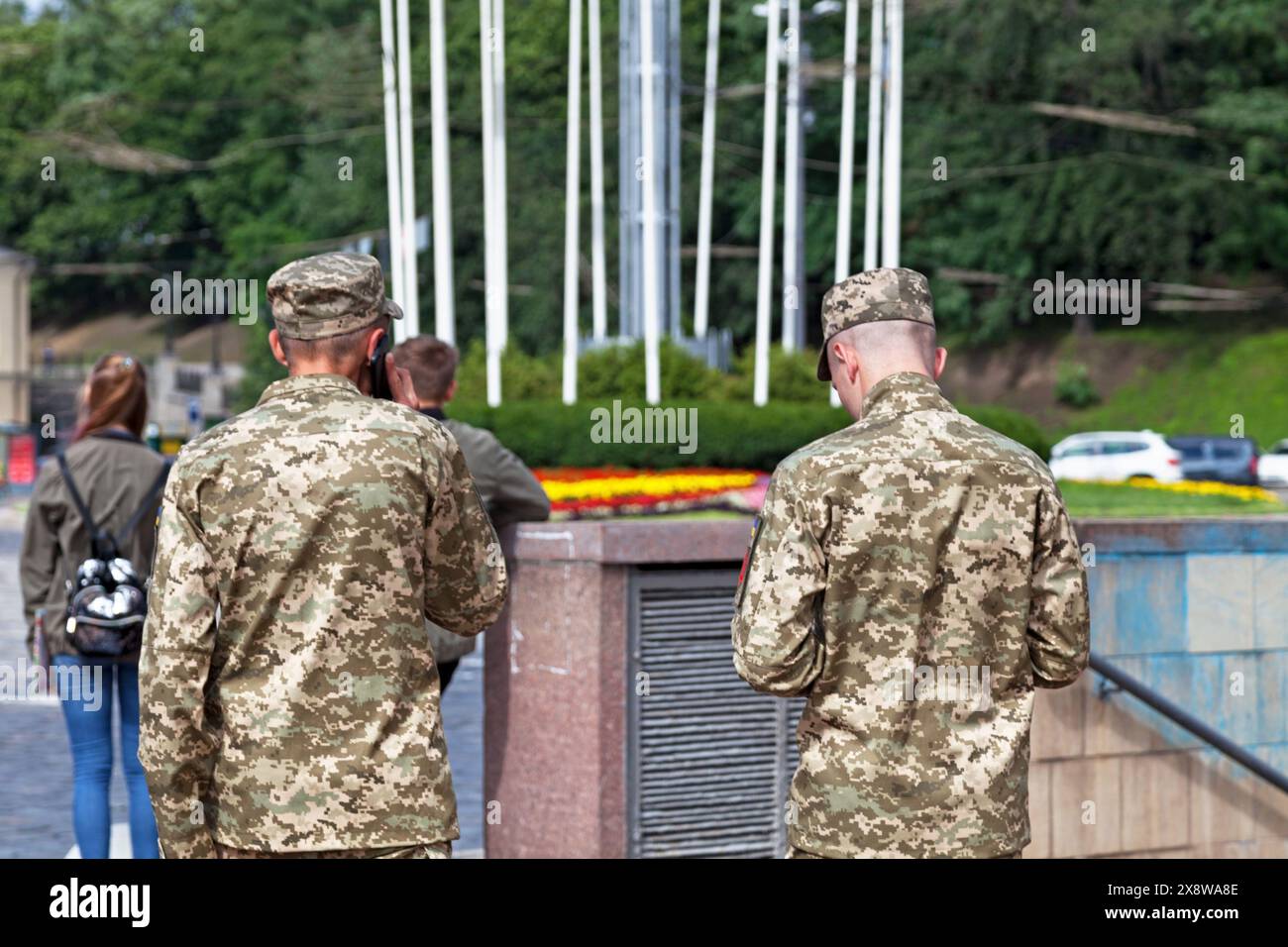 Two young soldiers hi-res stock photography and images - Alamy