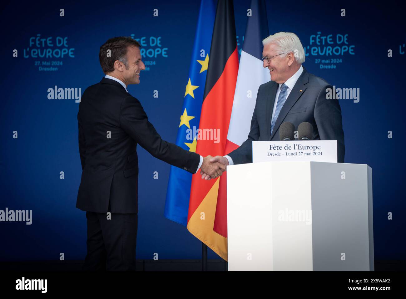 Besuch des Präsidenten der Französischen Republik Tag 2 Besuch in Dresden Der französische Staatspräsident hält eine Rede vor der Frauenkirche Emmanuel Macron gemeinsam mit dem Bundespräsidenten Frank-Walter Steinmeier auf dem Platz an der FrauenkircheBesuch des Präsidenten der Französischen Republik Tag 2 Besuch in Dresden Der französische Staatspräsident hält eine Rede vor der Frauenkirche Emmanuel Macron gemeinsam mit dem Bundespräsidenten Frank-Walter Steinmeier auf dem Platz, Dresden Sachsen Deutschland Neumarkt vor der Frauenkirche *** Visit of the President of the French Republic Day 2 Stock Photo