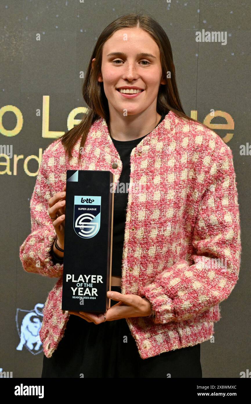 Marie Detruyer poses with her trophee of Lotto Super League Player of