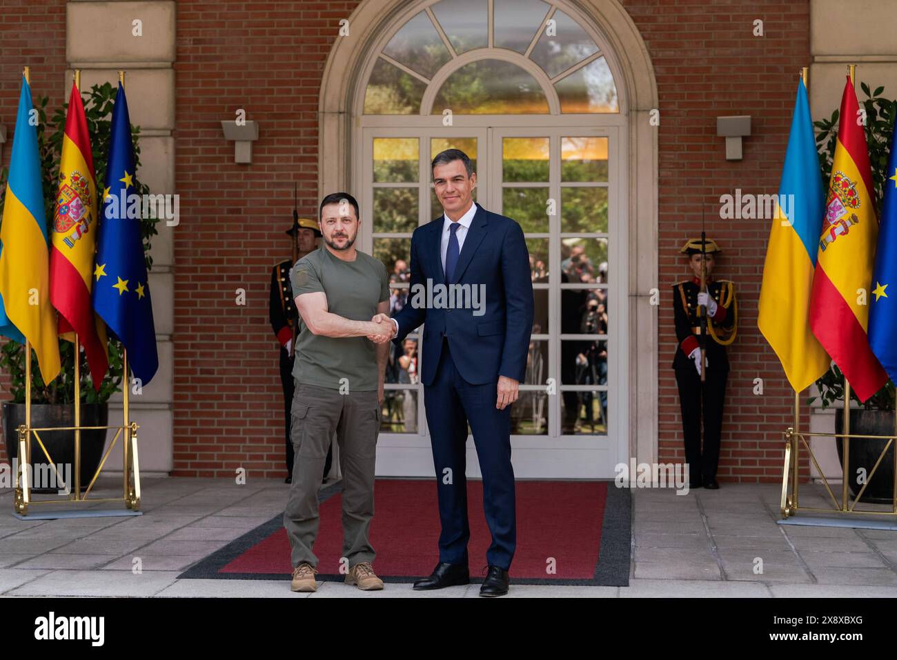 Madrid, Spain. 27th May, 2024. Ukrainian President Volodymyr Zelenskyy (L) is welcomed by the Spanish Prime Minister Pedro Sanchez (R) during a state visit at Moncloa Palace in Madrid. Spain and Ukraine sign a bilateral security agreement: 'Defense, security, peace, and reconstruction are our priorities.' Credit: SOPA Images Limited/Alamy Live News Stock Photo