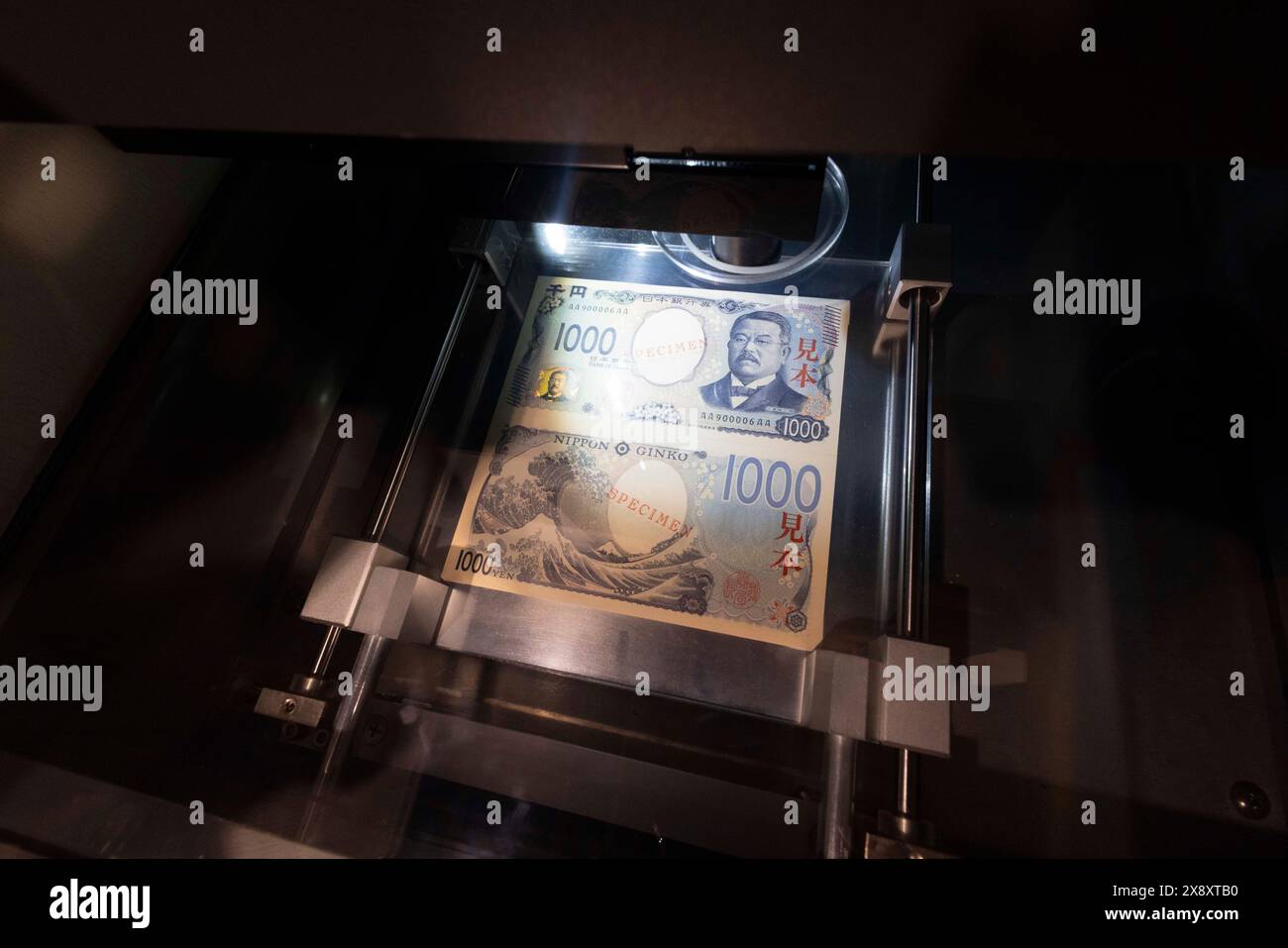 New Japanese 1.000 Yen banknote on display inside the Currency Museum(01)