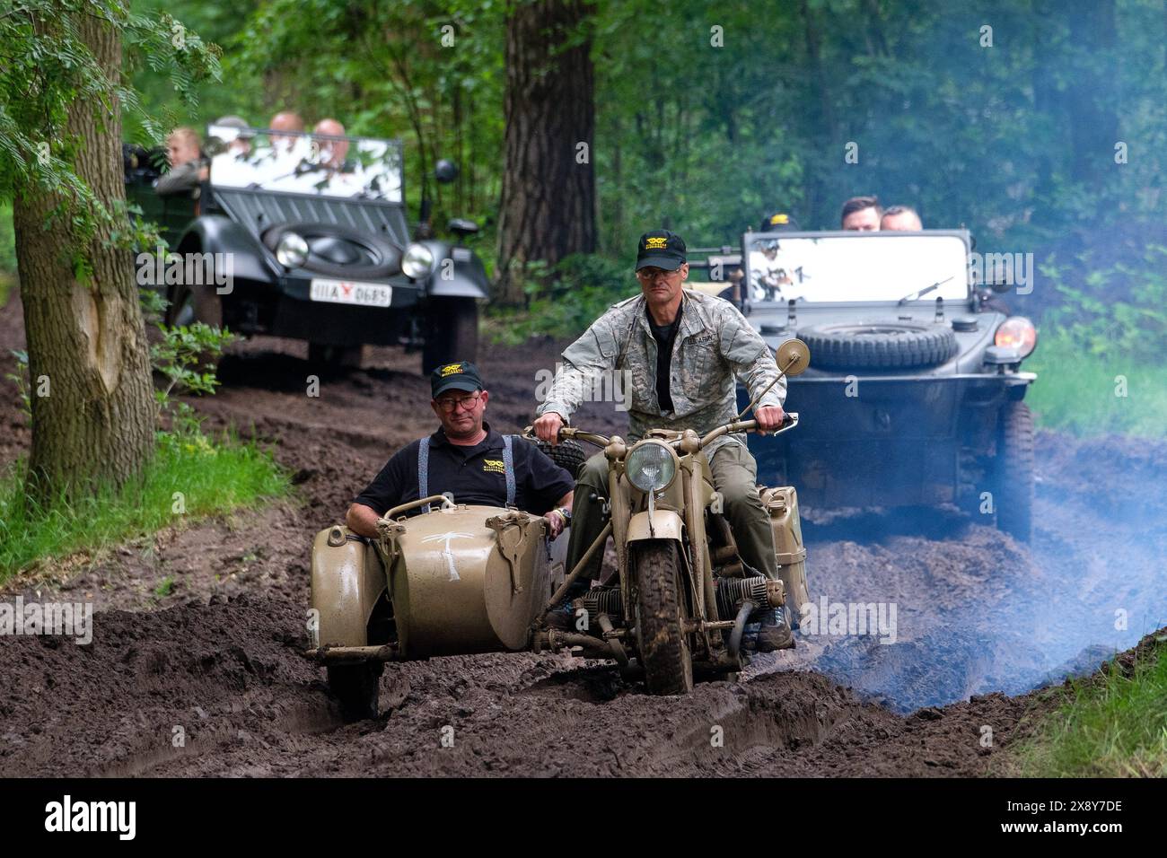 © Arnaud BEINAT/Maxppp. 2024/05/26, Overloon, Hollande. Side-car et Kubelwagen allemands. Militracks est une concentration annuelle de véhicules de collection allemands de la seconde guerre mondiale. Moyennant le prix d'un billet, le public peut embarquer et faire des tours de terrain. ENGLISH : German side-car and two Kubelwagen. Militracks is a annual gathering of WWII german vehicles. Public can pay to board the vehicles. Credit: MAXPPP/Alamy Live News Stock Photo