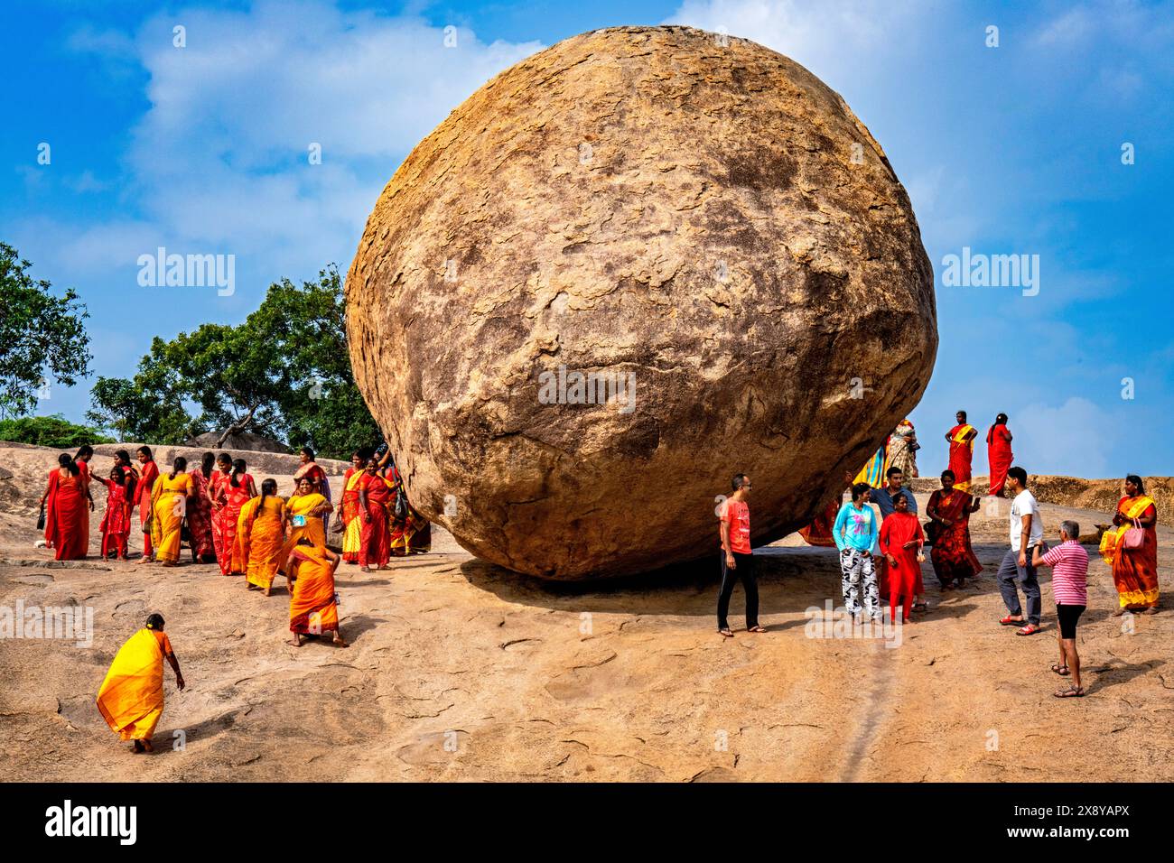 India, Tamil Nadu, Mahabalipuram, the Krishna Butter Ball rock at the Arjuna's Penance Stock Photo