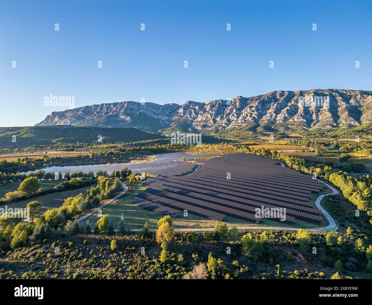 France, Bouches-du-Rhône, Pays d'Aix, Grand Site Sainte-Victoire, Puyloubier, the photovoltaic power station les Bréguières and the mountain Sainte-Vi Stock Photo