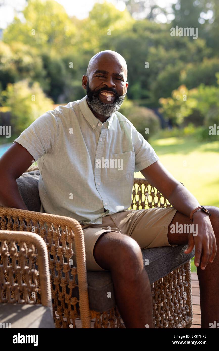 Man wearing light shirt hi-res stock photography and images - Alamy