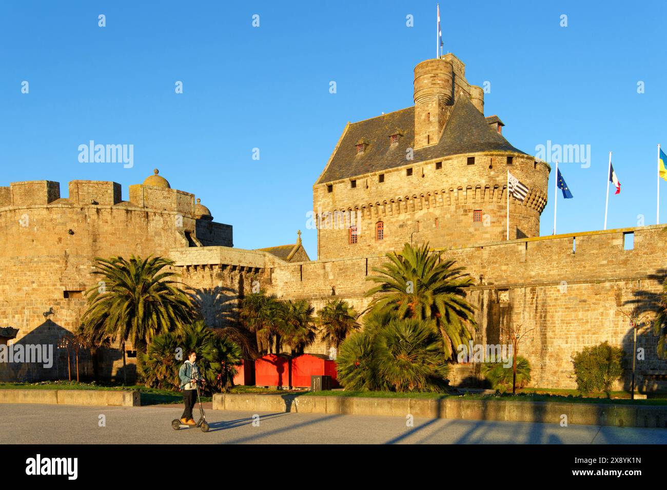 France, Ille et Vilaine, Cote d'Emeraude (Emerald Coast), Saint Malo, the ramparts of the walled city and the castle Stock Photo