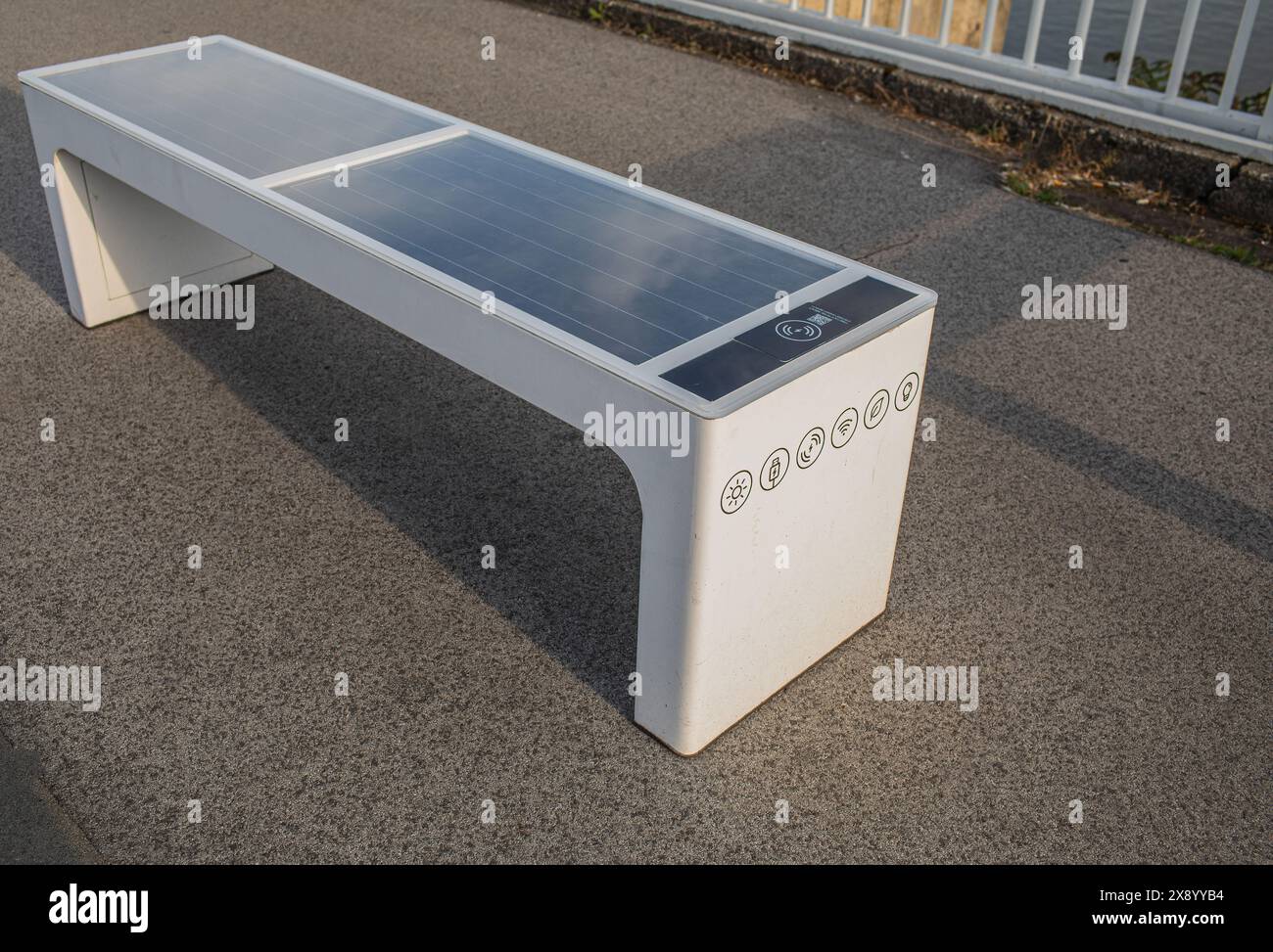 Solar panel bench wireless hi-res stock photography and images - Alamy