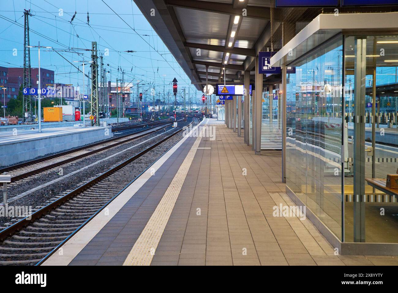 empty platform in the early morning, Germany, North Rhine-Westphalia, Ruhr Area, Dortmund Stock Photo