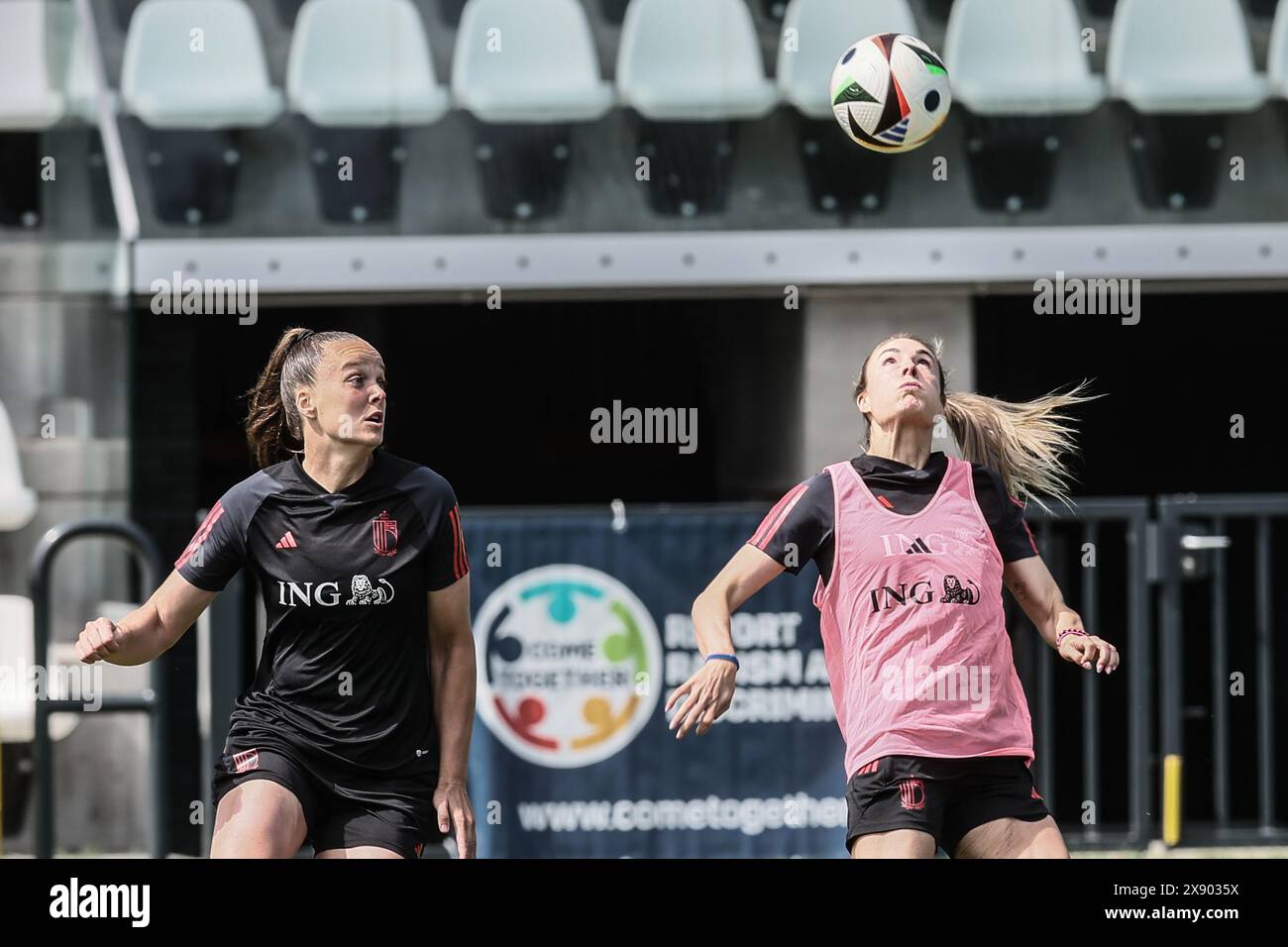 Tubize, Belgium. 28th May, 2024. Belgium's Tine De Caigny and Belgium's Tessa Wullaert fight for the ball during a training session of Belgium's national women's team the Red Flames, on Tuesday 28 May 2024 in Tubize. BELGA PHOTO BRUNO FAHY Credit: Belga News Agency/Alamy Live News Stock Photo