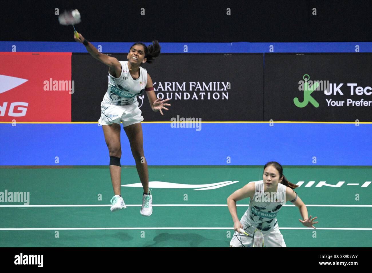 Singapore. 28th May, 2024. Pearly Tan/Thinaah Muralitharan (L) of Malaysia compete during the women's doubles round of 32 match against Liu Shengshu/Tan Ning of China at the Singapore Badminton Open 2024 in Singapore, on May 28, 2024. Credit: Then Chih Wey/Xinhua/Alamy Live News Stock Photo