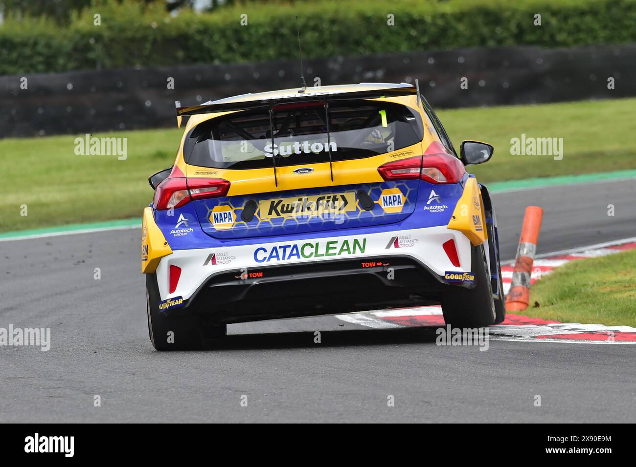 Mind the bollard, Ashley Sutton, Ford Focus ST, NAPA Racing UK, BTCC ...