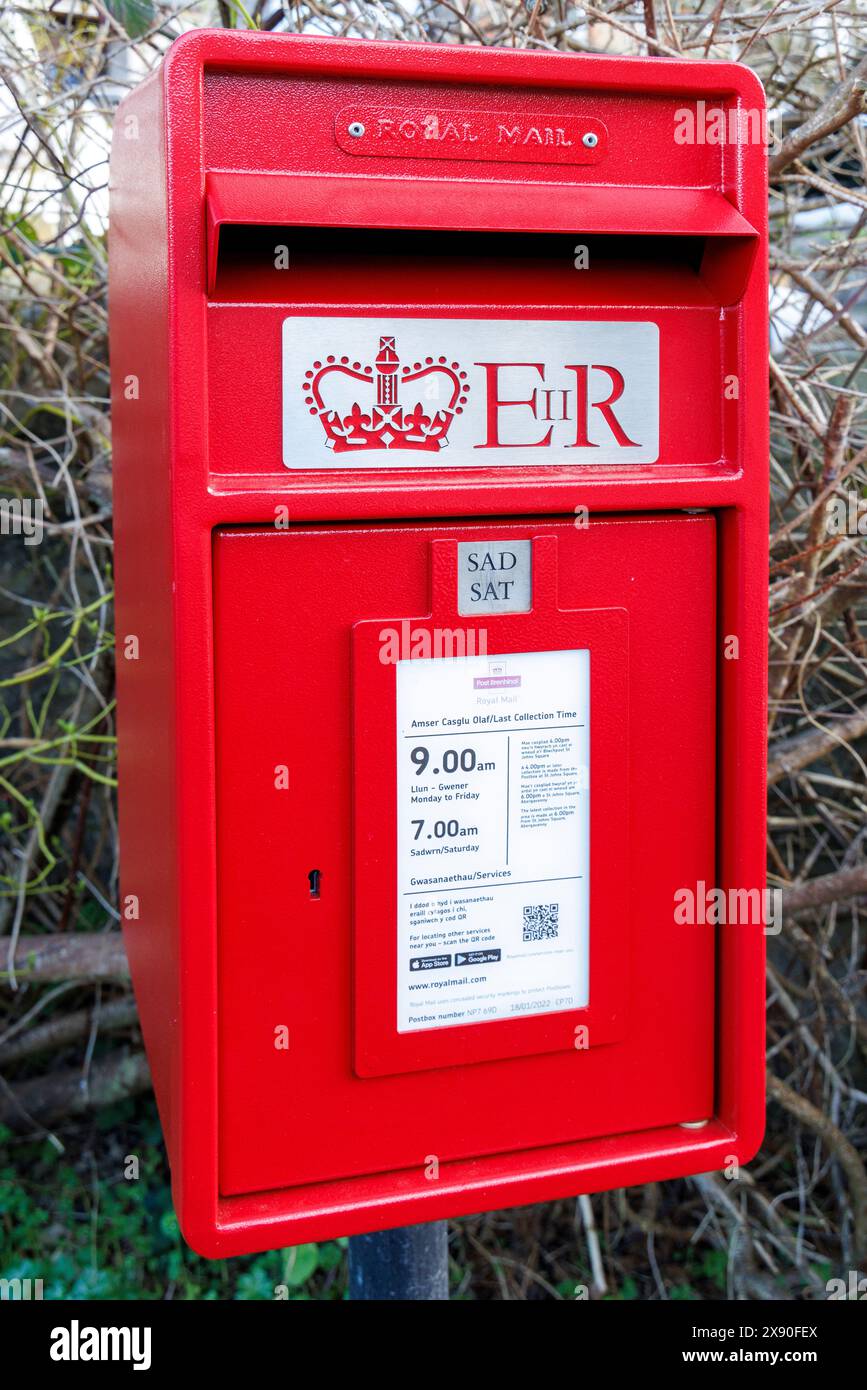 Postbox with ER II logo, Llanfoist, Wales, UK Stock Photo