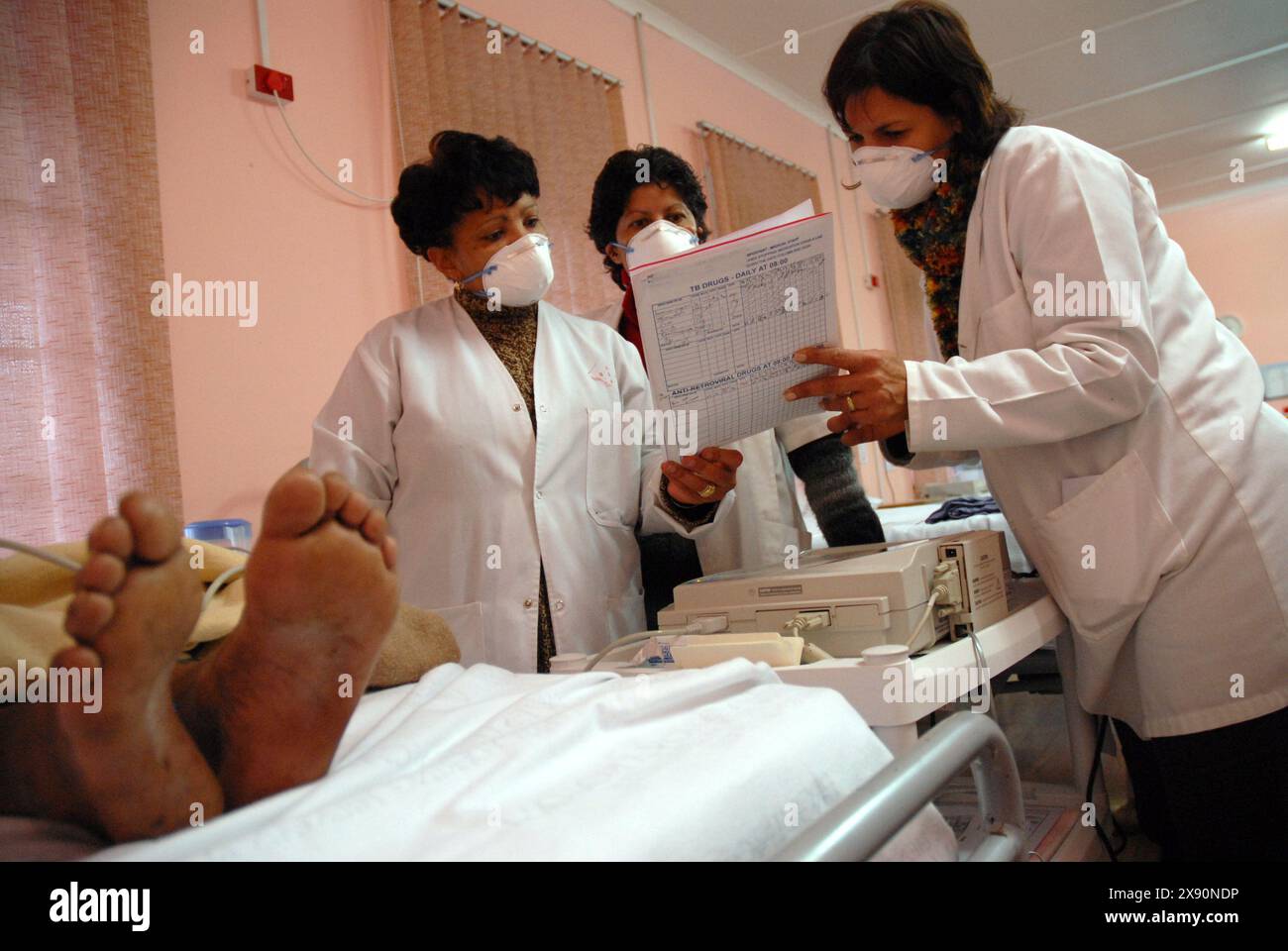 24 July 2007 - South Africa. Cape Town. Brooklyn Chest Hospital  Extreme drug resistant XDR TB tuberculosis nurses treating patient   isolation ward     Photo Credit: Eric Miller / african.pictures Stock Photo