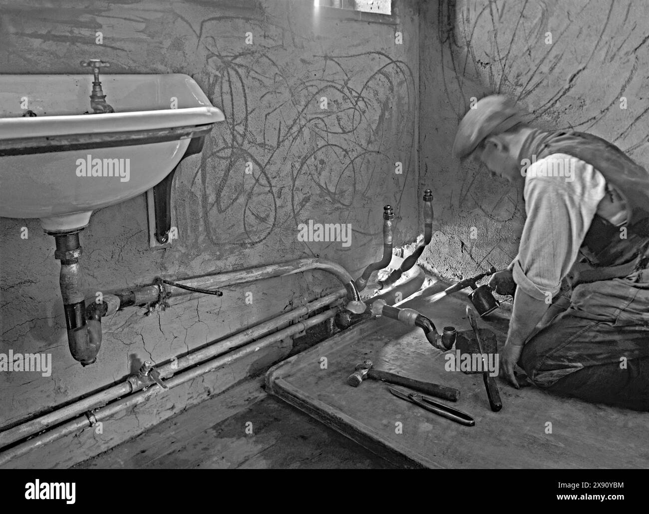 1930s construction worker hi-res stock photography and