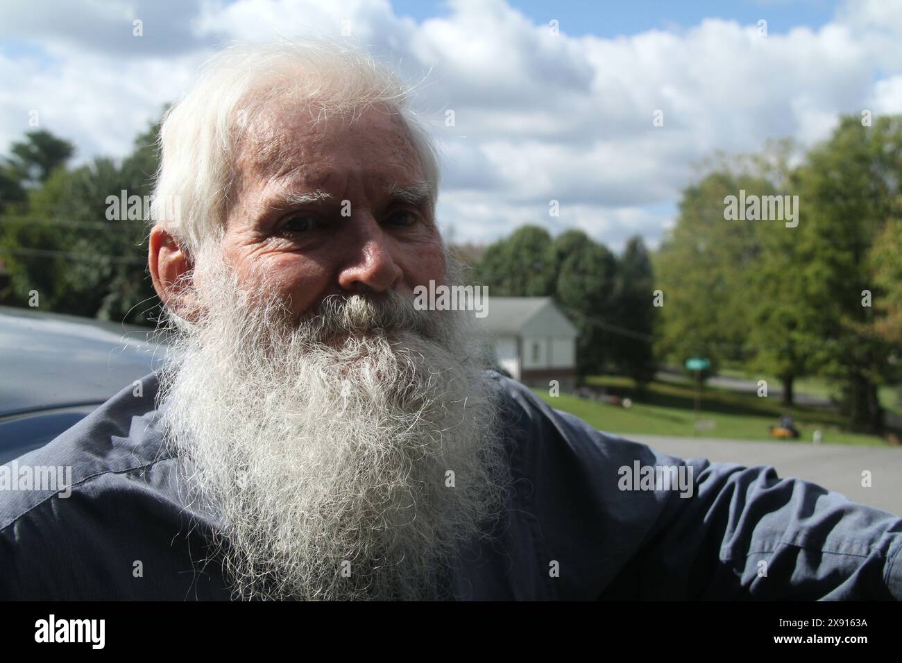 Man with a long white beard hi-res stock photography and images - Alamy