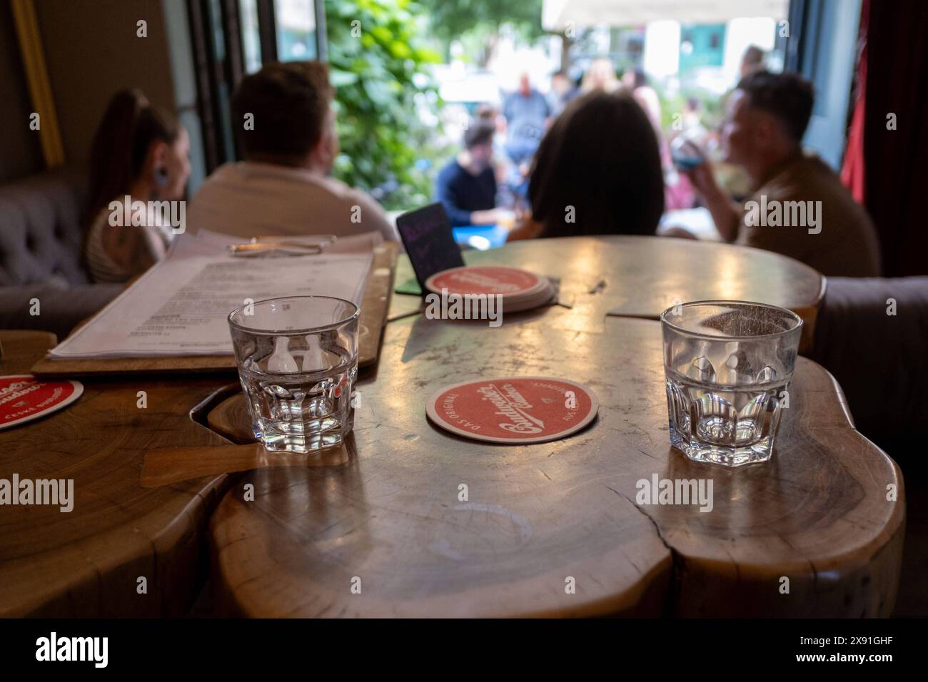 Zwei Wassergläser stehen auf einem Tisch in einer Berliner Bar. / Two glasses of water stand on a table in a Berlin bar. Barbesuch *** Two glasses of water stand on a table in a Berlin bar Two glasses of water stand on a table in a Berlin bar Bar visit snph202405245246.jpg Stock Photo