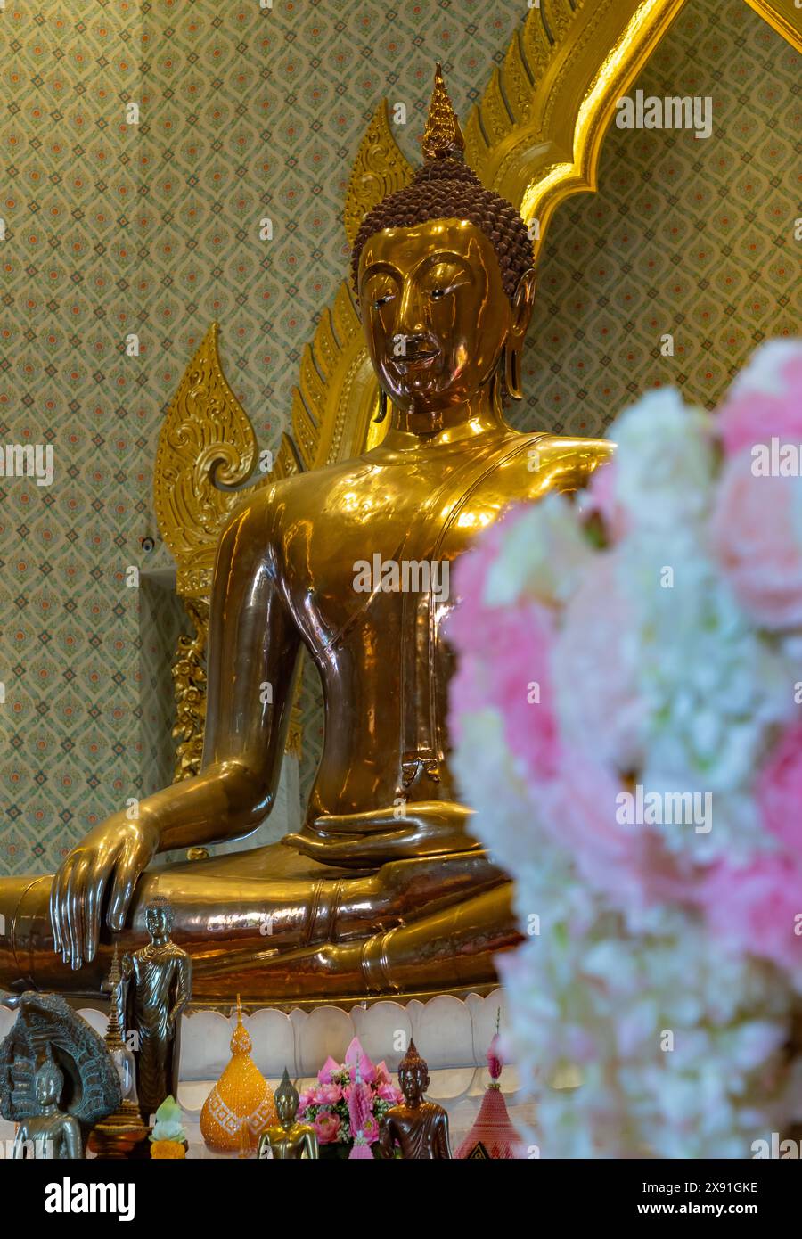 A picture of the golden Buddha statue at the Wat Traimit Withayaram ...