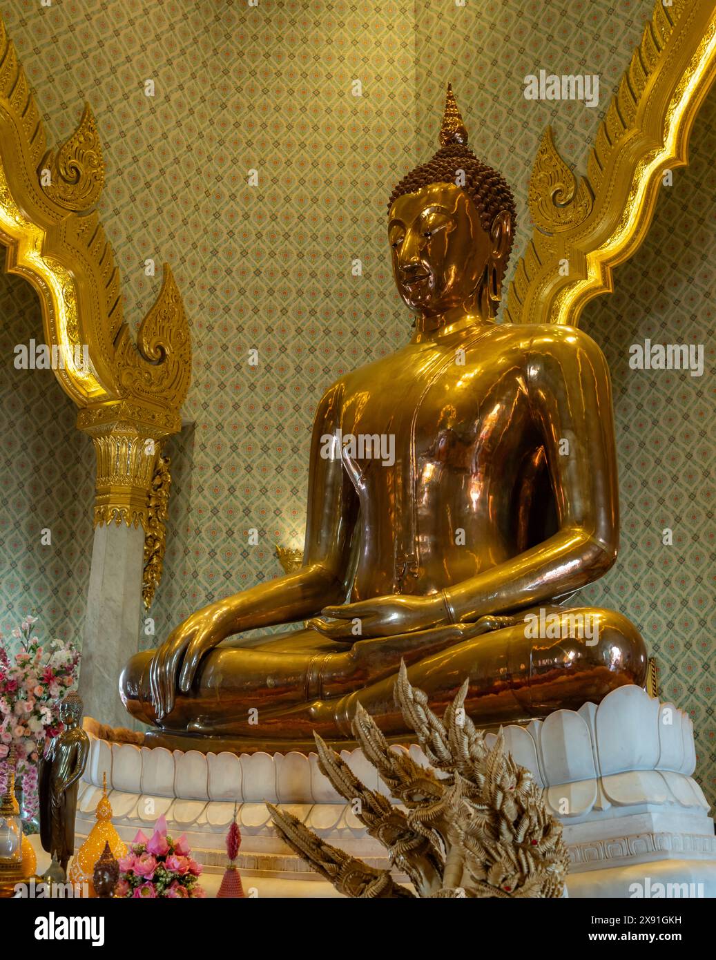 A picture of the golden Buddha statue at the Wat Traimit Withayaram ...