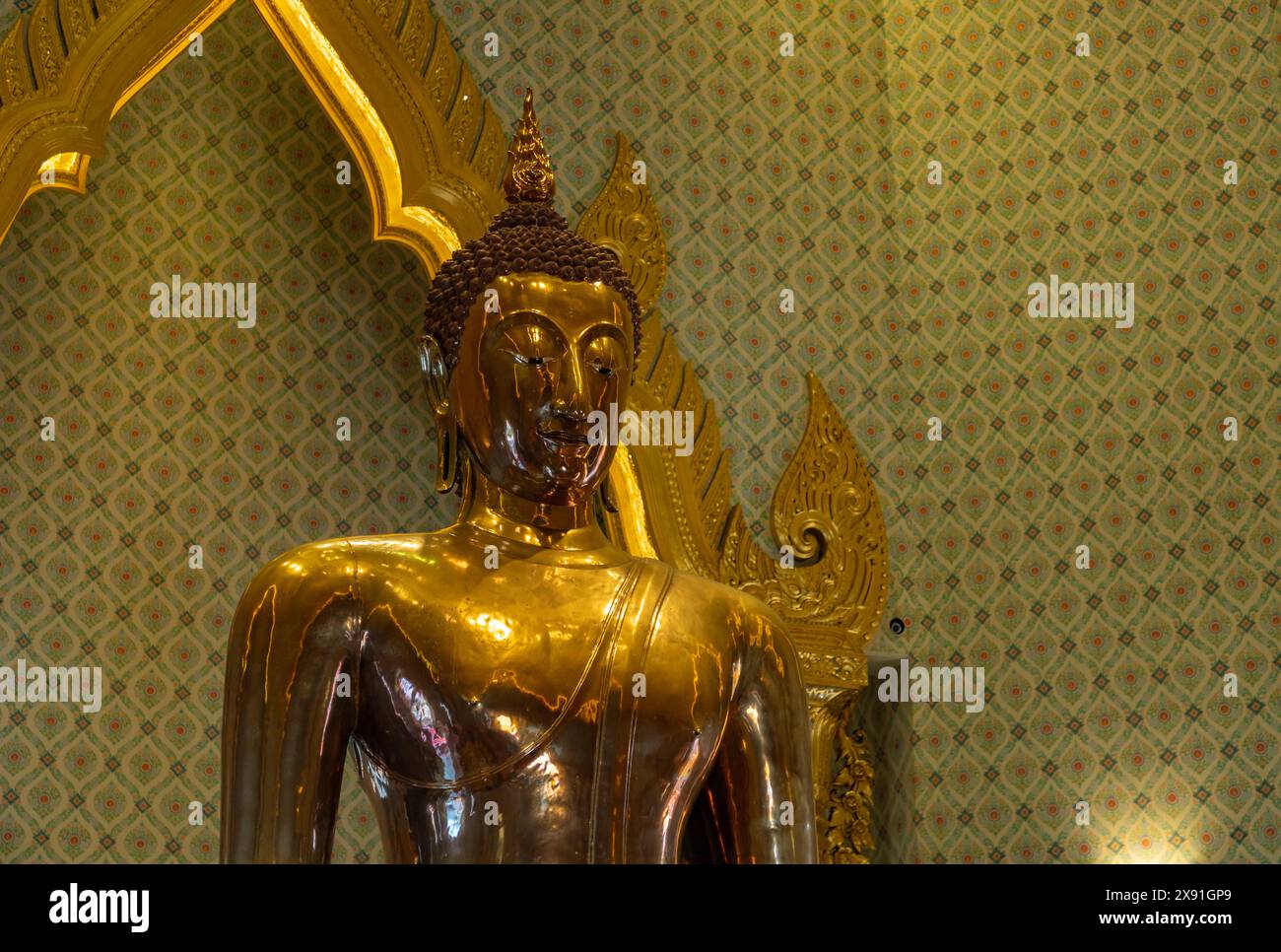 A picture of the golden Buddha statue at the Wat Traimit Withayaram ...
