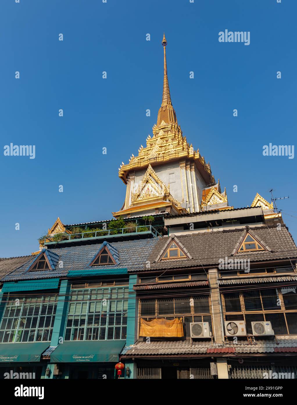 A picture of the spire of the Wat Traimit Withayaram Worawihan Temple ...