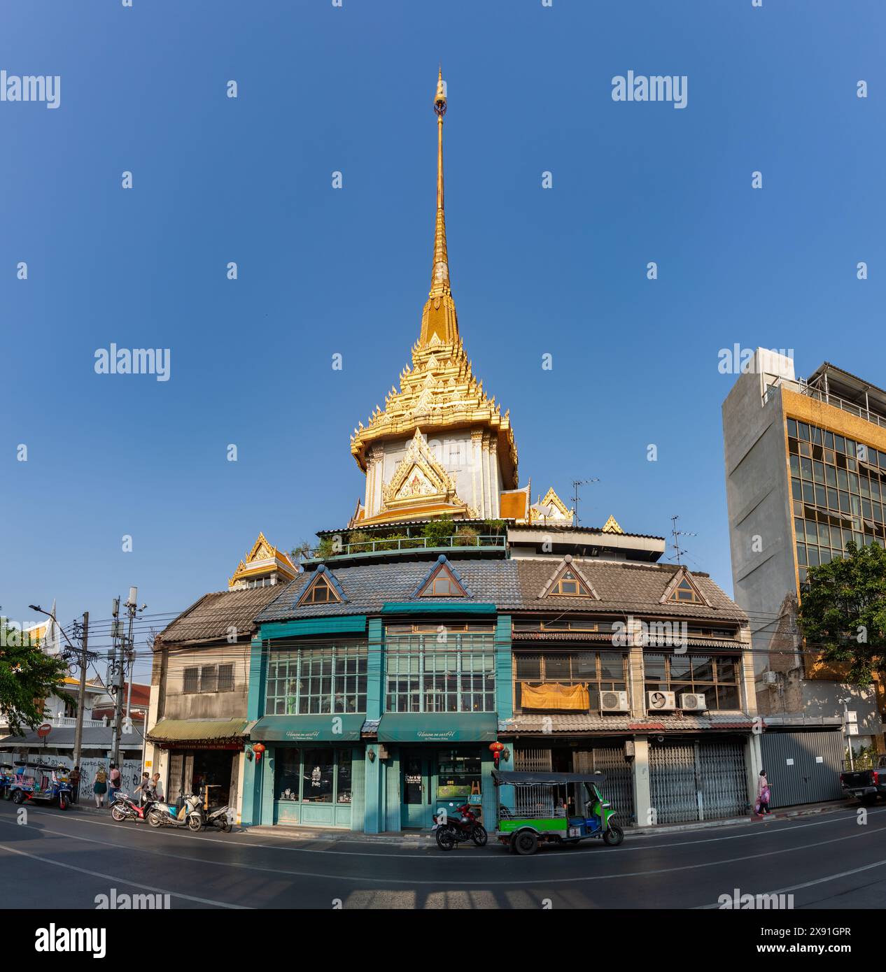 A picture of the spire of the Wat Traimit Withayaram Worawihan Temple ...