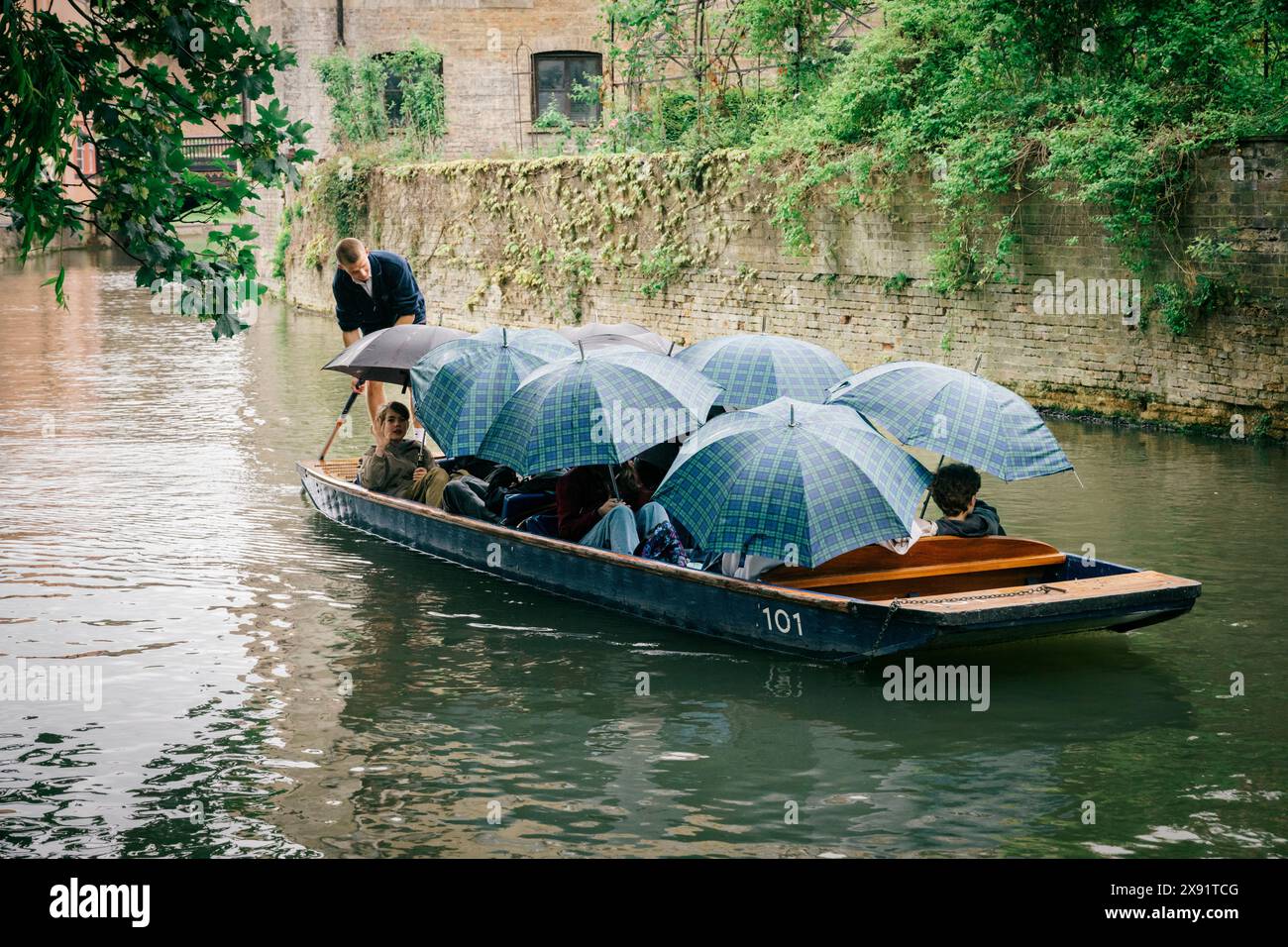 Punting in the rain hi-res stock photography and images - Alamy