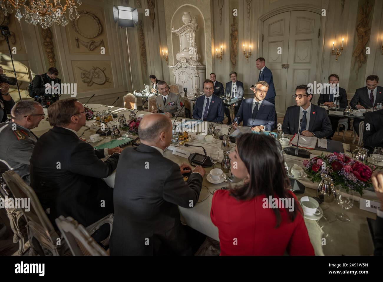 Gransee, Germany. 28th May, 2024. Federal Chancellor Olaf Scholz (SPD), sits next to Boris Pistorius (SPD), Minister of Defense, and Annalena Baerbock (Bündnis90/Die Grünen), Foreign Minister, opposite Emmanuel Macron, President of France, during the working session at the Franco-German Council of Ministers in front of Schloss Meseberg, the guest house of the Federal Government. Credit: Michael Kappeler/dpa-Pool/dpa/Alamy Live News Stock Photo