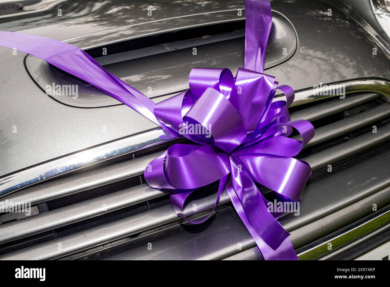 Wedding Car with a ribbon Stock Photo - Alamy