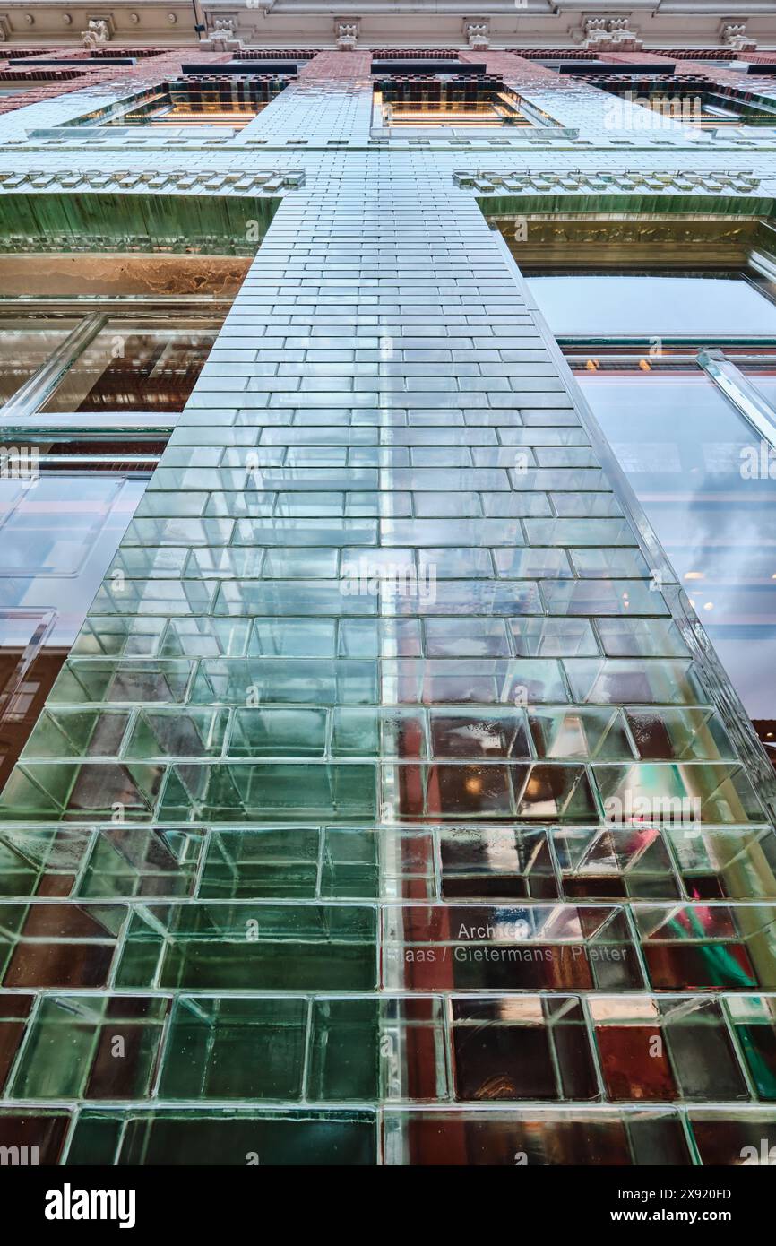 Hermes storefront hi-res stock photography and images - Alamy
