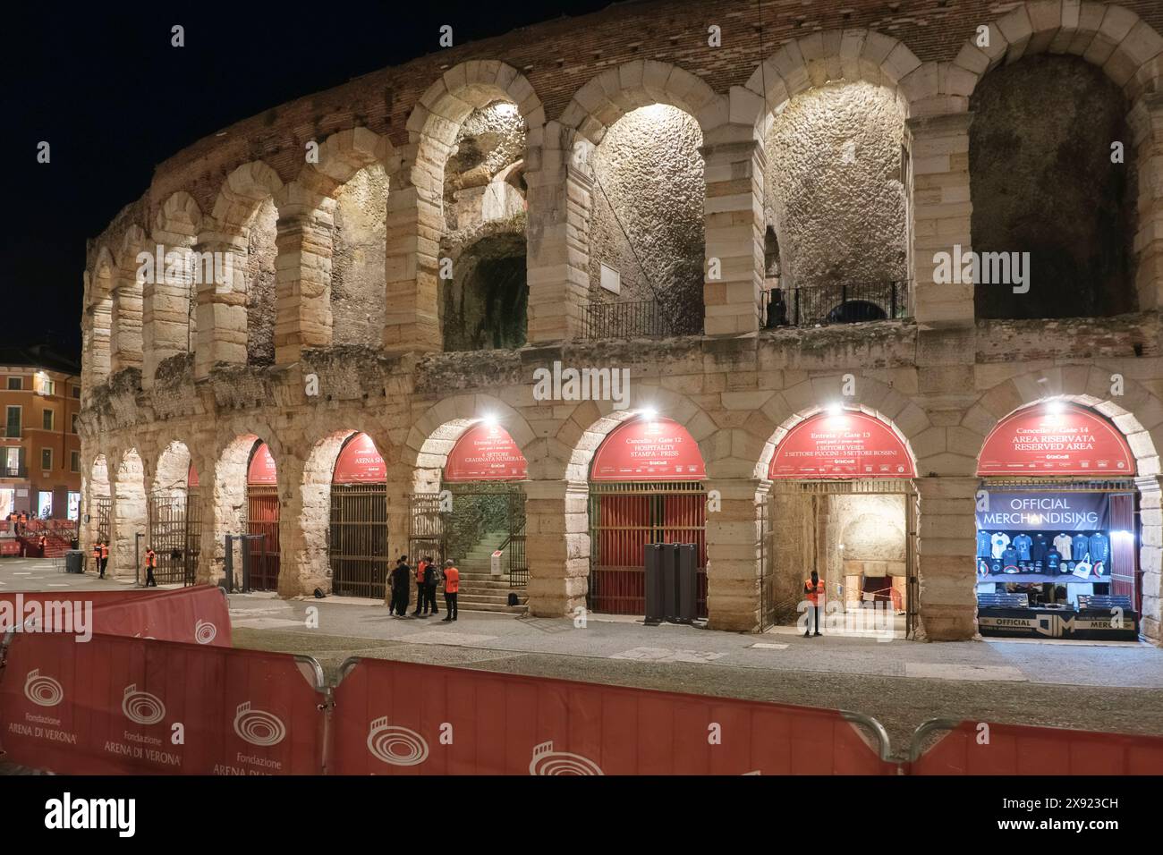 Die Arena von Verona italienisch Arena di Verona ist ein gut erhaltenes römisches Amphitheater im historischen Zentrum der italienischen Stadt Verona. Hier nachts beleuchtet *** The Arena of Verona Italian: Arena di Verona is a well-preserved Roman amphitheatre in the historic centre of the Italian city of Verona. Illuminated here at night Venetien, Verona Italien, Italy GMS15863 Stock Photo