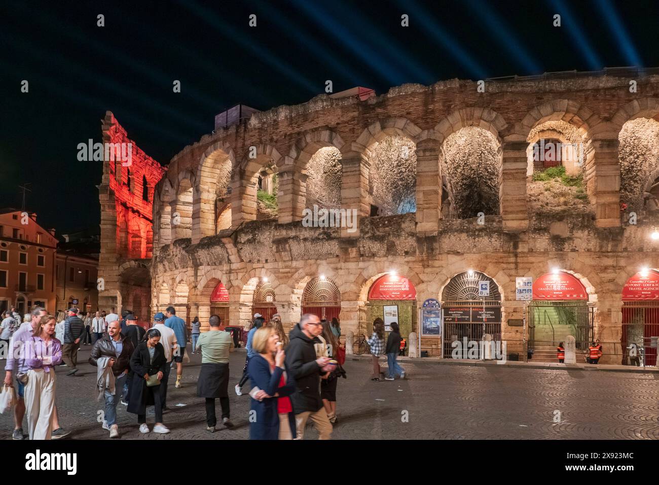 Die Arena von Verona italienisch Arena di Verona ist ein gut erhaltenes römisches Amphitheater im historischen Zentrum der italienischen Stadt Verona. Hier nachts beleuchtet *** The Arena of Verona Italian: Arena di Verona is a well-preserved Roman amphitheatre in the historic centre of the Italian city of Verona. Illuminated here at night Venetien, Verona Italien, Italy GMS15865 Stock Photo