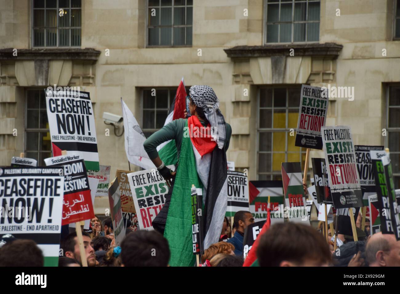 London, UK. 28th May 2024. Thousands of pro-Palestine protesters gather outside Downing Street following the Israeli attacks on Rafah in Gaza. Credit: Vuk Valcic/Alamy Live News Stock Photo