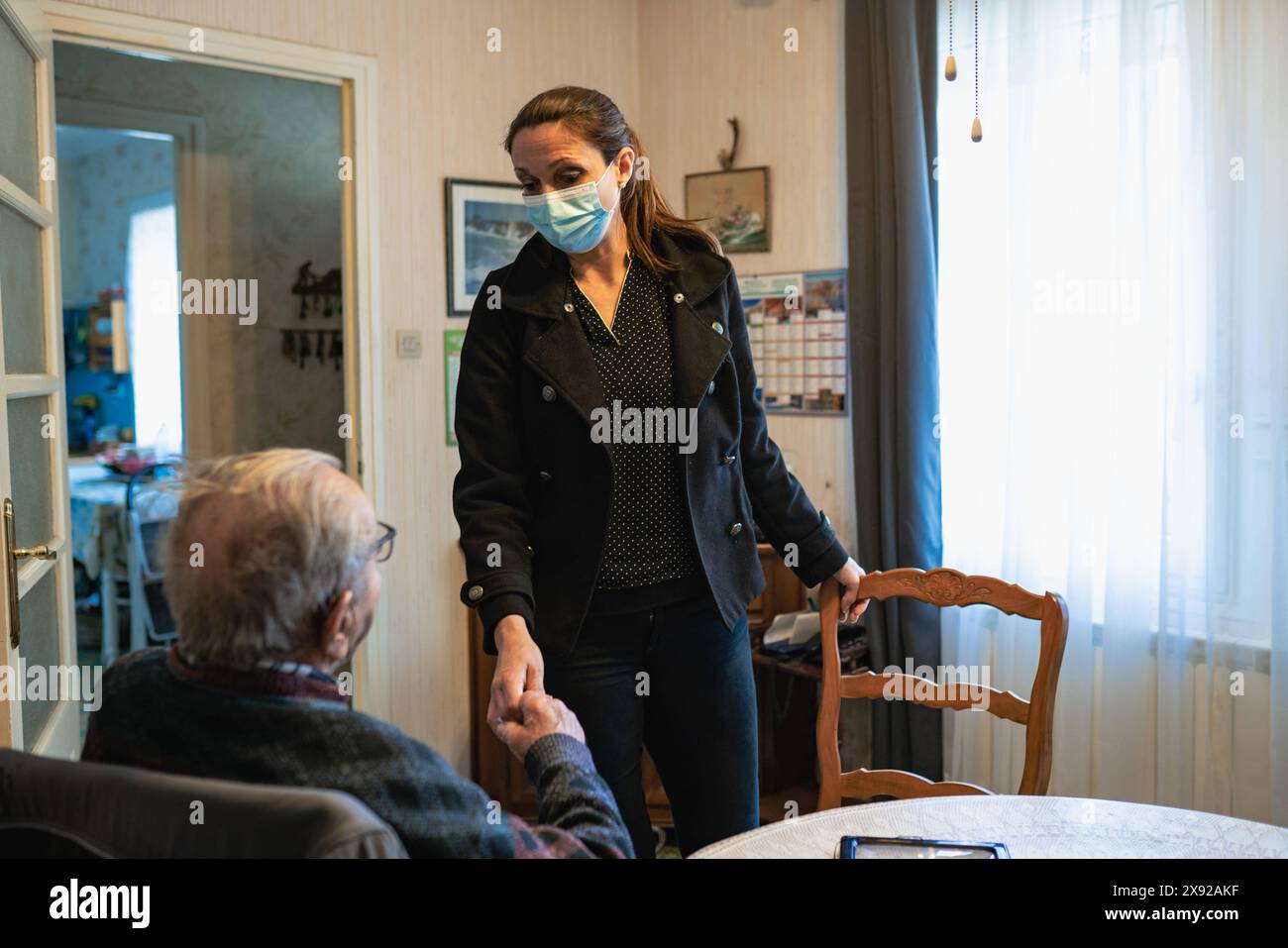 Home care of a 90 year old senior by a nurse who speaks with him. Home Care 016739 023 Stock Photo