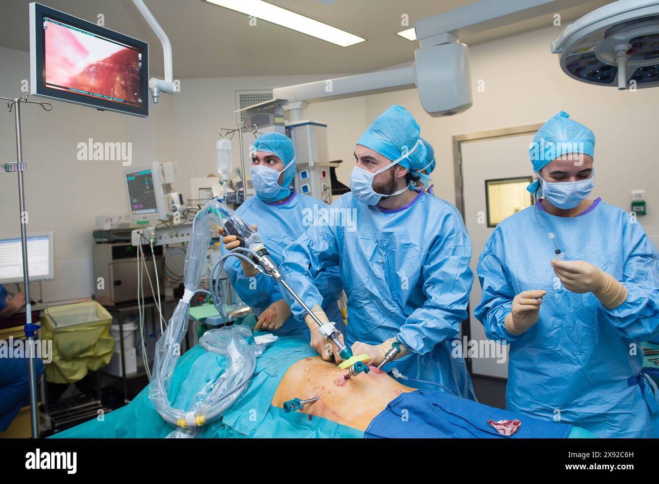 Report at Nice University Hospital, Pasteur Hospital, for a radical prostatectomy with lymph node dissection on a 66-year-old patient suffering from high-risk prostate cancer according to the D Amico classification. Here, setting up the trocards and testing the camera. FRANCE. Laparoscopic prostatectomy assisted by the da vinci robot 015809 032 Stock Photo