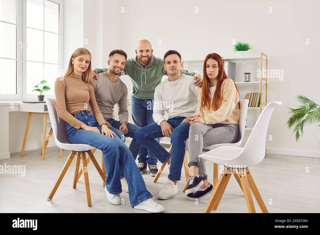 Group therapy setting hi-res stock photography and images - Alamy
