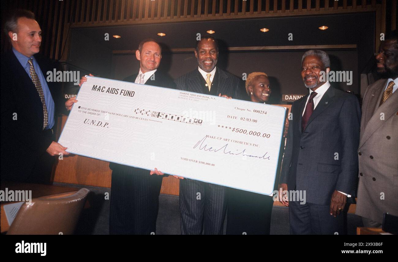 K17863WW: TOWN HALL MEETING ON HIV/AIDS IN AFRICA.AT UN, NYC 02/07/2000.DANNY GLOVER AND KOFI ANNAN. WALTER WEISSMAN/ 2000(Credit Image: © WALTER WEISSMAN/ZUMA Wire) EDITORIAL USAGE ONLY! Not for Commercial USAGE! Stock Photo