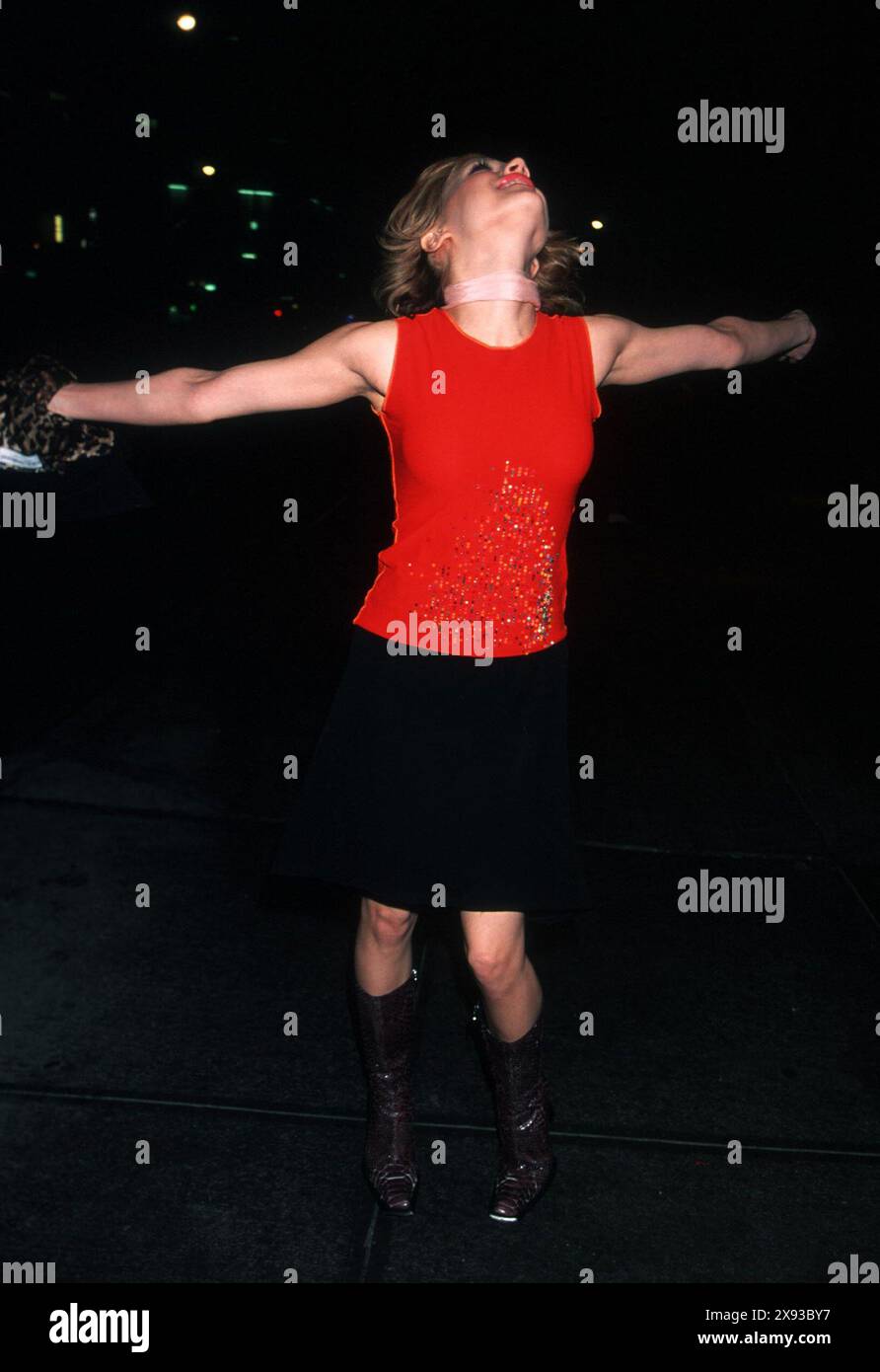 K18193WW: ''TRUE WEST'' PREMIERE A PLAY.BY SAM SHEPARD AT CIRCLE IN THE SQUARE THEATRE IN NYC. 03/09/2000.BRITTANY MURPHY. WALTER WEISSMAN/ 2000(Credit Image: © WALTER WEISSMAN/ZUMA Wire) EDITORIAL USAGE ONLY! Not for Commercial USAGE! Stock Photo