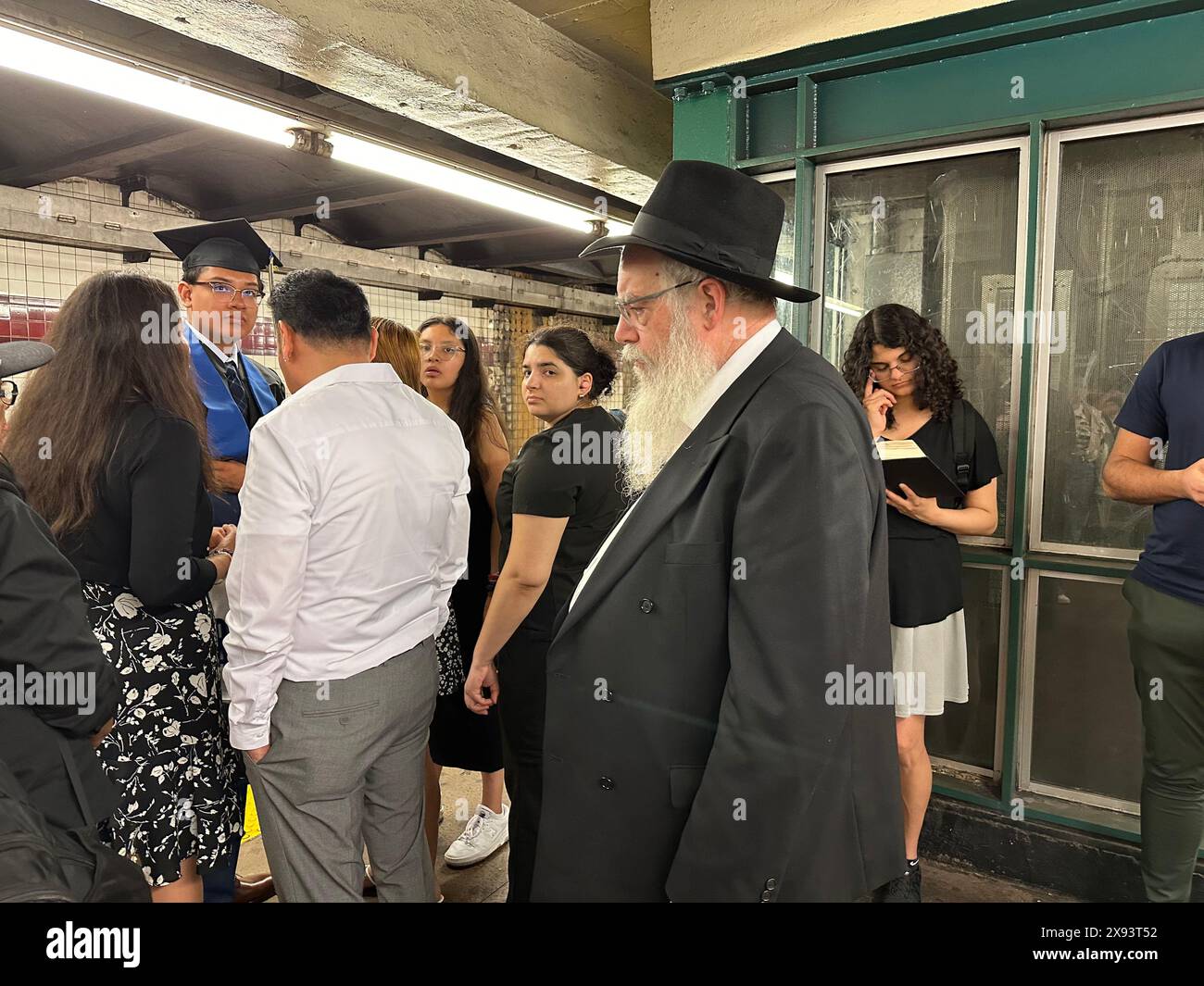 New York City commuters wait for their train Stock Photo - Alamy