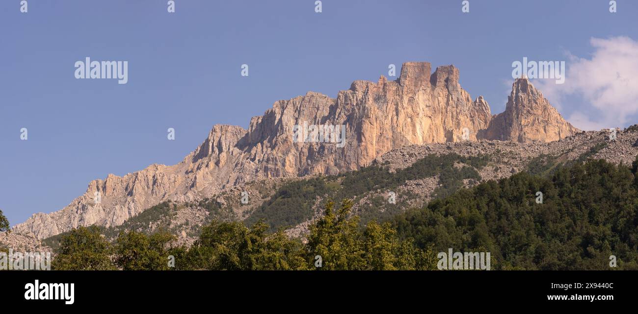 Beautiful big green mountain hi-res stock photography and images - Alamy
