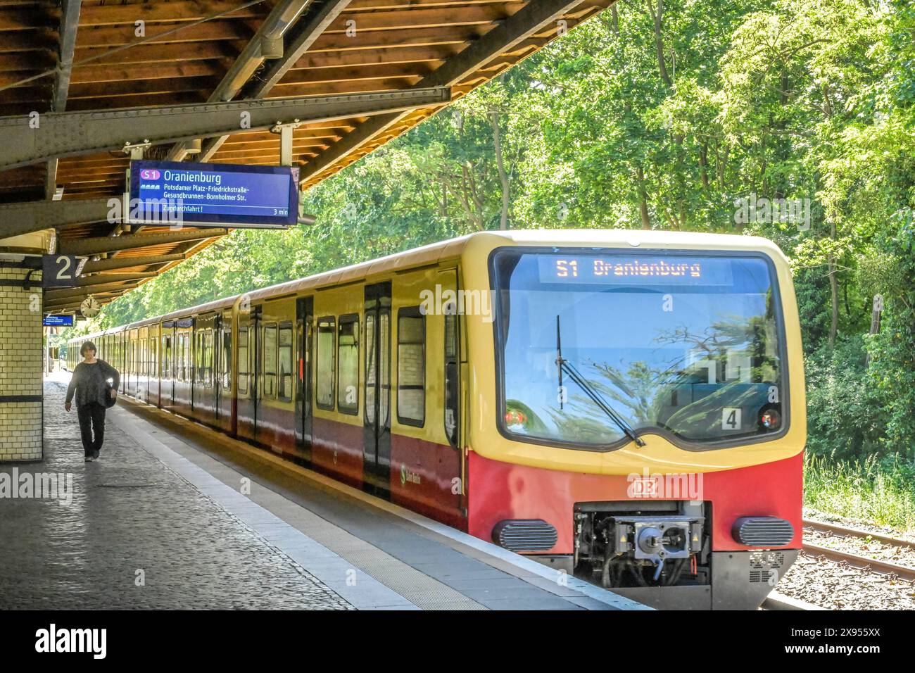 S1, S-Bahn, Mexikoplatz, Zehlendorf, Steglitz-Zehlendorf district, Berlin, Germany, S1, S-Bahn, Mexikoplatz, Zehlendorf, Bezirk Steglitz-Zehlendorf, B Stock Photo