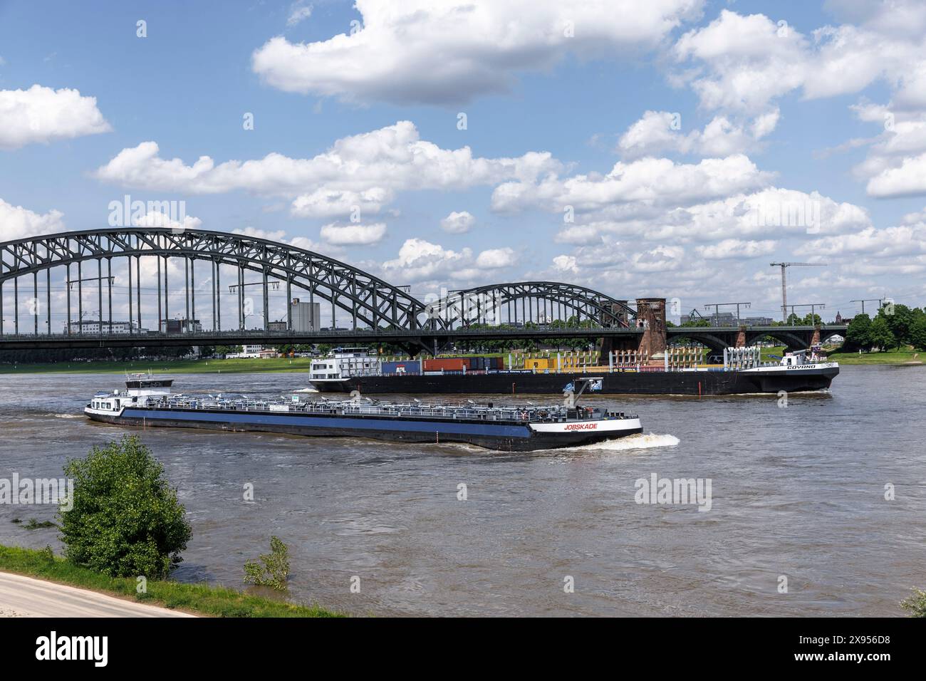 the Suedbruecke, railroad bridge over the river Rhine, cargo vessels, Cologne, Germany.  die Suedbruecke, Eisenbahnbruecke ueber den Rhein, Frachtschi Stock Photo