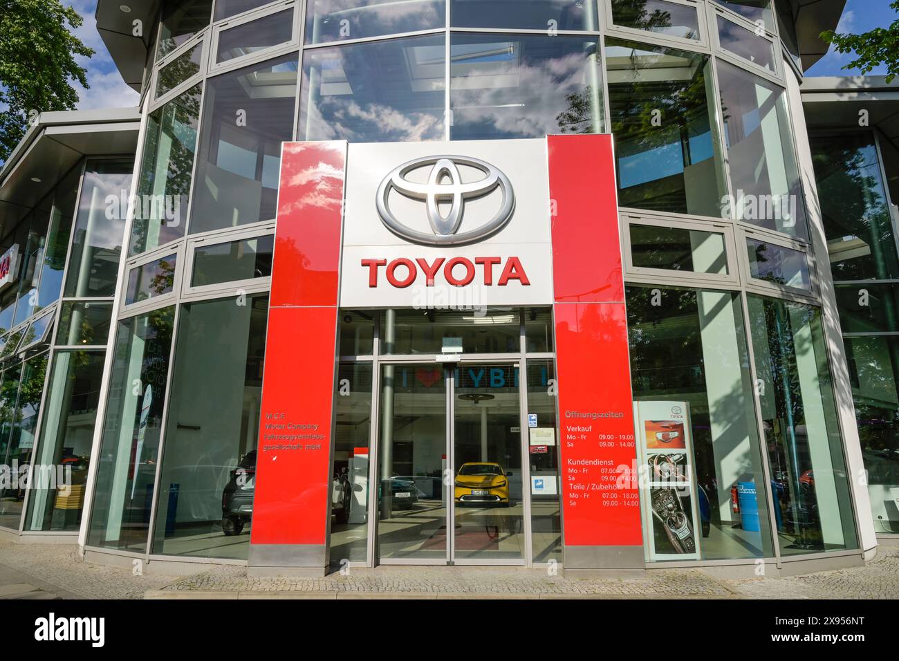 Toyota car dealer hi-res stock photography and images - Alamy
